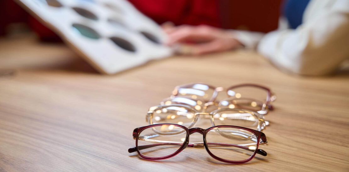 ¿Puede un autónomo deducir gafas graduadas y gastos de óptica en IRPF e IVA?