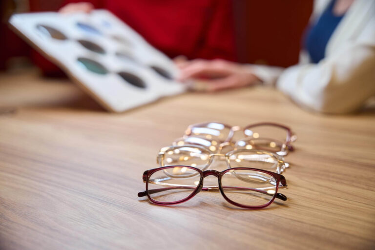 ¿Puede un autónomo deducir gafas graduadas y gastos de óptica en IRPF e IVA?